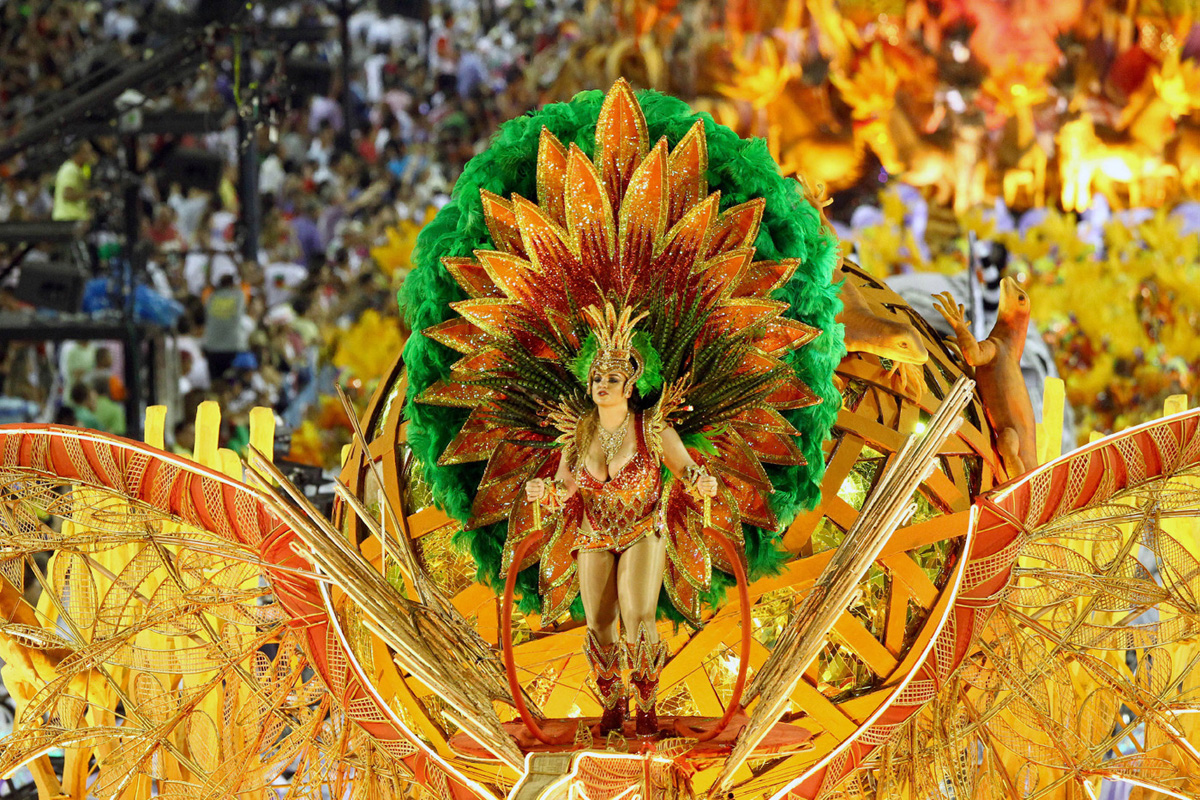Костюмы для бразильского карнавала и короны из перьев